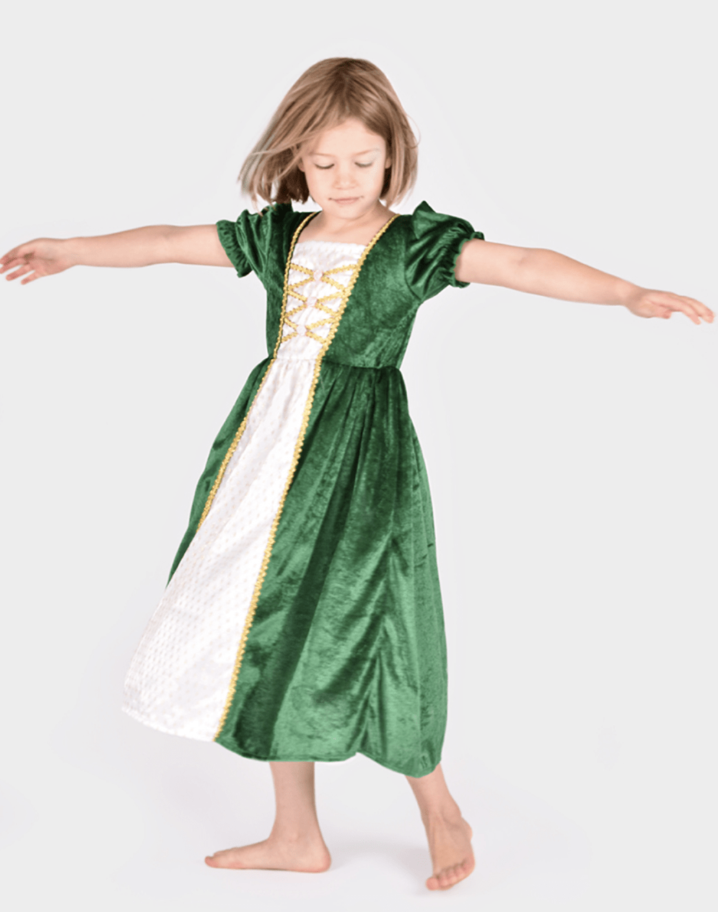 Flicka i grön prinsessklänning med gulddetaljer.