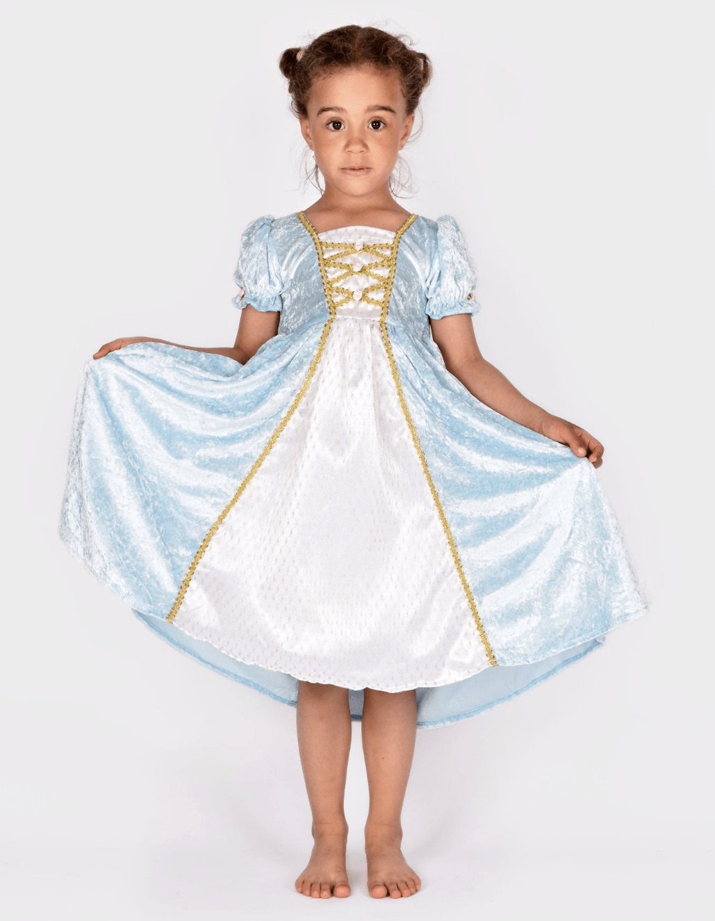 Flicka i ljusblå prinsessklänning med gulddetaljer.